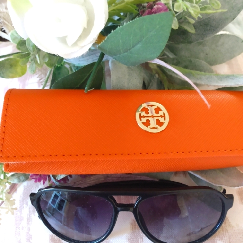 TORY BURCH BLK AVIATOR SUNNIES